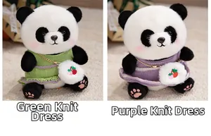 Details der Panda-Plüschtiere mit grünen und lila Strickkleidern und Erdbeertaschen