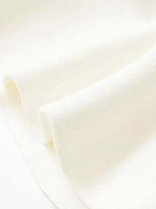Gros plan sur la texture du tissu en maille fine blanche avec un éclat doux et élégant