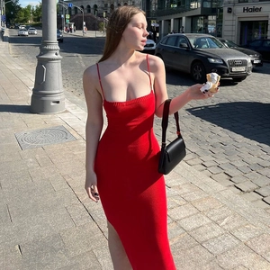 Robe longue moulante en maille rouge sans manches avec fente latérale et dos nu