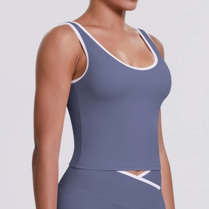 Détail du débardeur de sport bleu-gris avec bordure contrastée blanche et col en U