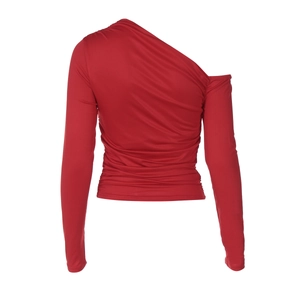 Vue arrière d'un crop top rouge à une épaule et manches longues en tissu lisse