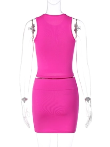 Détail d'un ensemble rose rouge deux pièces slim avec top court et mini-jupe en tricot