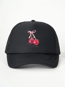 Dettaglio del cappello trucker nero con ciliegie ricamate e scritta Have a good day