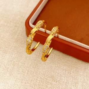 Dettaglio orecchini a C intrecciati placcati oro 18K con zirconi bianchi incastonati