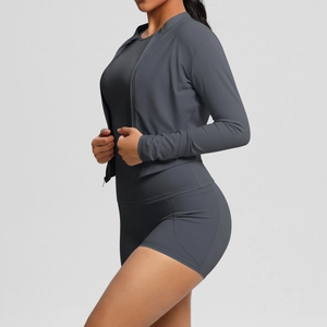 Détail d'un ensemble de fitness 3 pièces gris foncé avec short et veste de sport zippée
