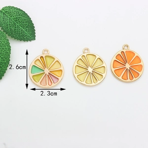 Vue détaillée de breloques en émail coloré citron et orange avec dimensions précises