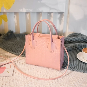 Bolso de mano rosa con relieve de cocodrilo, asas superiores y correa de hombro a juego