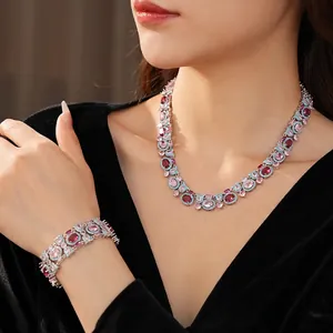 Parure de bijoux géométriques vintage avec zircon et rubis sur mannequin en velours