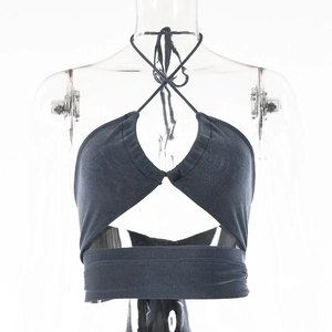 Détail d'un crop top licou gris foncé avec fines bretelles et découpe sur la poitrine