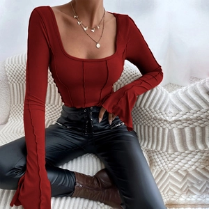 Detail eines roten Slim-Fit-Strickoberteils mit Karree-Ausschnitt und Rippenmuster