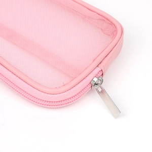 Dettaglio della borsa a rete rosa con cerniera liscia e rifiniture in ecopelle