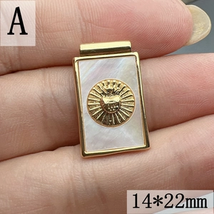 Dettaglio di un ciondolo rettangolare dorato 14x22mm con madreperla e cuore a raggiera