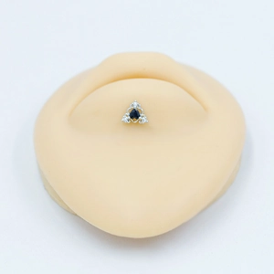 Piercing de lèvre en acier argenté avec cœur noir et petits diamants blancs brillants