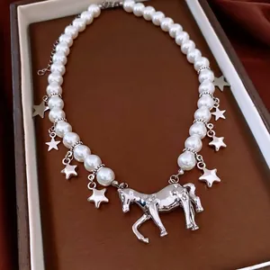 Collier élégant en perles de verre avec pendentif cheval argenté et breloques en étoile