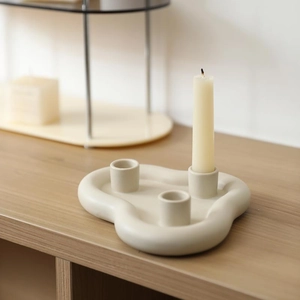 Bougeoir moderne nordique en céramique crème avec base de forme organique irrégulière