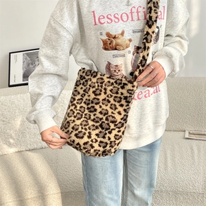Close-up of leopard print plush shoulder bag texture and large bucket bag capacity