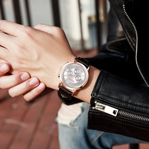 Fashionable men's quartz watch with rose gold case, silver dial and black leather strap