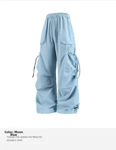 Dettaglio della vita alta con coulisse e delle tasche sui pantaloni cargo