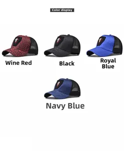 Détail de casquettes de baseball en mesh bordeaux, noir, bleu roi et bleu marine