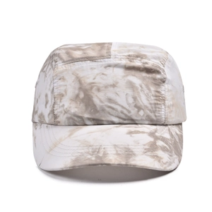 Vue détaillée de la casquette tie-dye avec coutures renforcées sur la visière