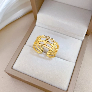 Bague ouverte trèfle minimaliste en or avec design évidé dans son écrin à bijoux