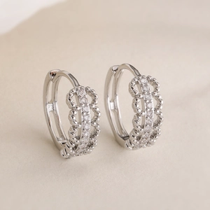 Orecchini a cerchio geometrici con pietre di zircone in finitura argento