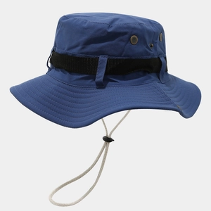 Détail d'un chapeau de soleil bleu marine avec œillets métalliques et cordon réglable