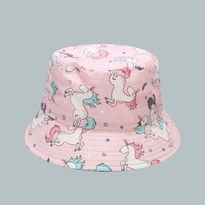 Dettaglio del cappello a secchiello rosa con unicorni carini e motivi a stelle colorate