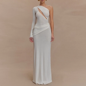 Détail de la robe maxi blanche en tricot à une épaule avec découpe sur la poitrine et manche