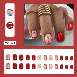 Korte vierkante wijnrode kunstnagels met zoet bloemmotief en glanzende afwerking.