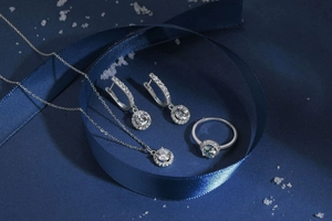Détail du parure en argent massif S925 avec zircons cubiques à la coupe fleur de glace
