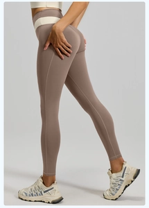 Detalle de mallas de yoga taupe de cintura alta con costuras reforzadas y efecto moldeador