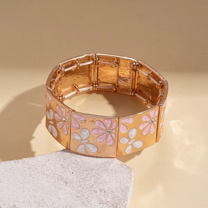 Détail du bracelet élastique carré avec fleurs en émail rose et strass brillants