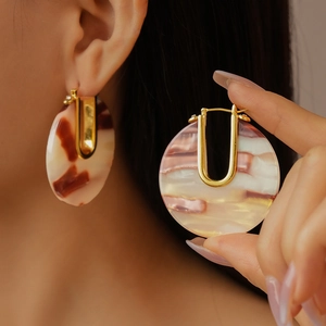 Elegant 18k gold plated U-shaped earrings with large marble pattern resin hoops