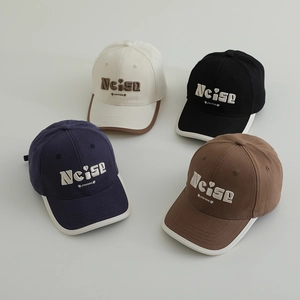Dettaglio ricamo NC e tesa a contrasto su cappellini da baseball in cotone per bambini in 4 colori