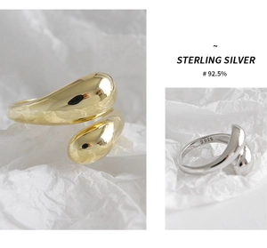 Vista dettagliata degli anelli fluidi in argento sterling S925 in oro e argento