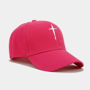 Gros plan sur la casquette en coton rose avec broderie d'étoile blanche de qualité