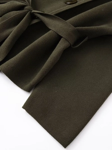 Gros plan d'une veste en maille vert olive avec texture détaillée et ceinture nouée