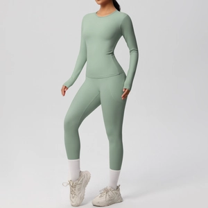 Détail du legging de yoga vert sauge à taille haute avec poche latérale pratique