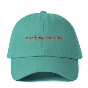 Detail der roten eat+buy=beauty Stickerei auf der grünen Baumwoll-Baseballkappe