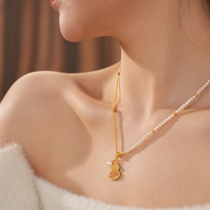Détail du collier à pendentif gourde plaqué or 18 carats avec perles sur un modèle