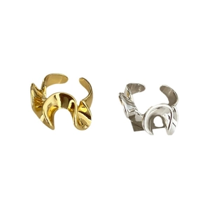 Anelli regolabili dal design a onde in finitura oro e argento con trama metallica
