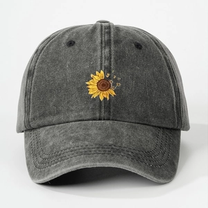 Dettaglio del ricamo a girasole sul tessuto twill di cotone lavato del cappellino