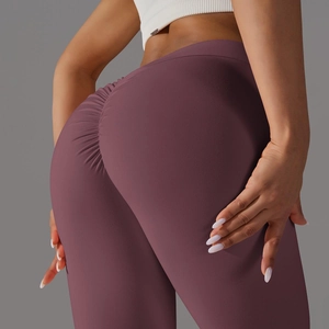 Détail du legging de yoga taille haute avec couture scrunch butt en couleur prune foncé