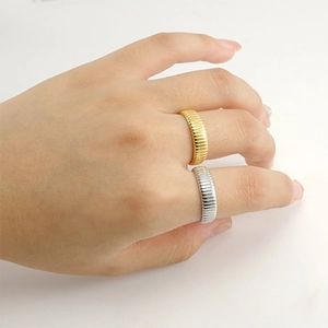 Bagues minimalistes en acier inoxydable doré et argenté avec motifs ondulés texturés