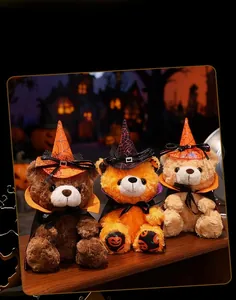 Dettaglio di orsetti di Halloween con cappelli da mago e mantelli su tavolo di legno