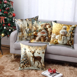 Set di 4 federe natalizie dorate con Babbo Natale e renne su un divano grigio
