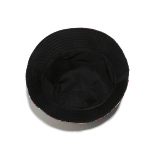 Détail d'un chapeau bob en coton avec doublure intérieure noire et bord à imprimé coloré