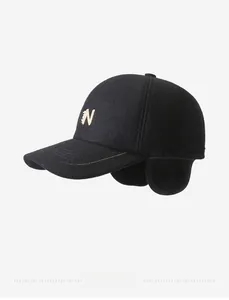 Dettaglio cappello da baseball nero in lana con paraorecchie e ricamo della lettera N
