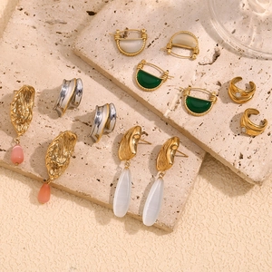 Détail de boucles d'oreilles en acier inoxydable doré 18 carats avec pierres